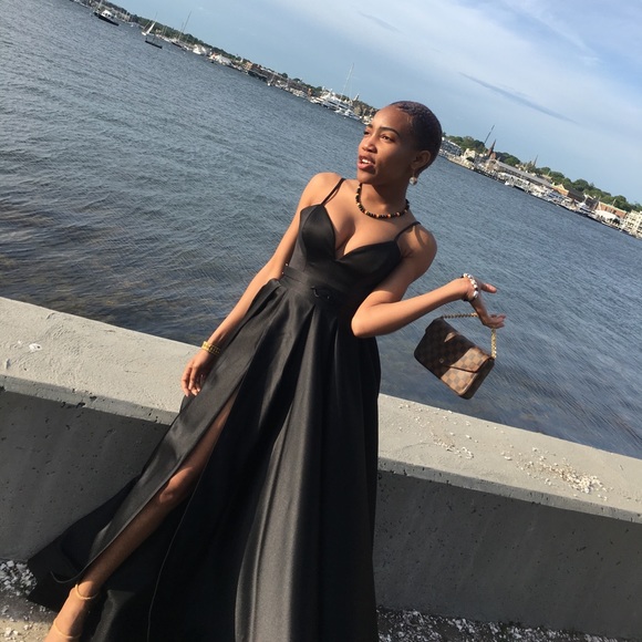 Black dress - Picture 4 of 8